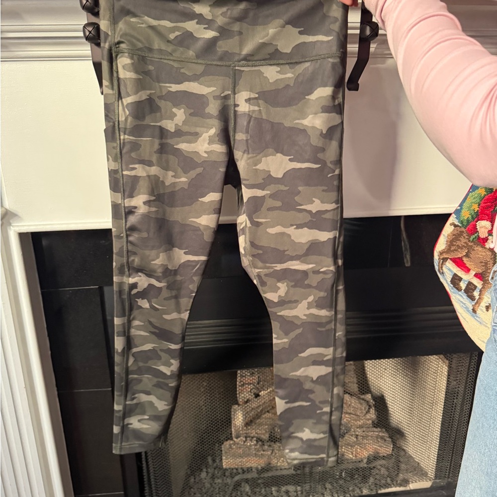 Athleta Women’s Camouflage 7/8Leggings - Gray and Green - Draw string in waist